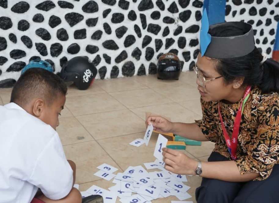 Maria Stela Yosefina Galus sedang mengajar matematika dalam program Gasing yang diselenggarakan oleh Gasing Academy. 