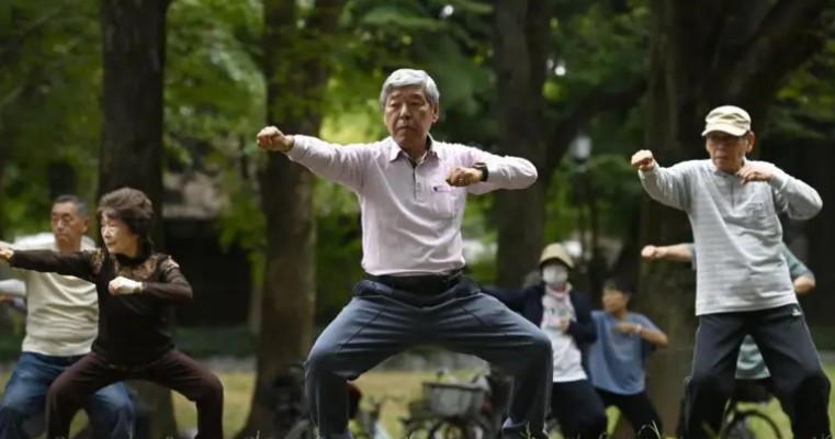 Penduduk Jepang cenderung memiliki pola makan yang lebih sehat, tingkat penyakit umum yang lebih rendah, dan budaya olahraga kelompok. MDN